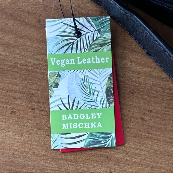 NWT BADGLEY MISCHKA Cross body with the letter lock   and Quilt - Picture 2 of 6